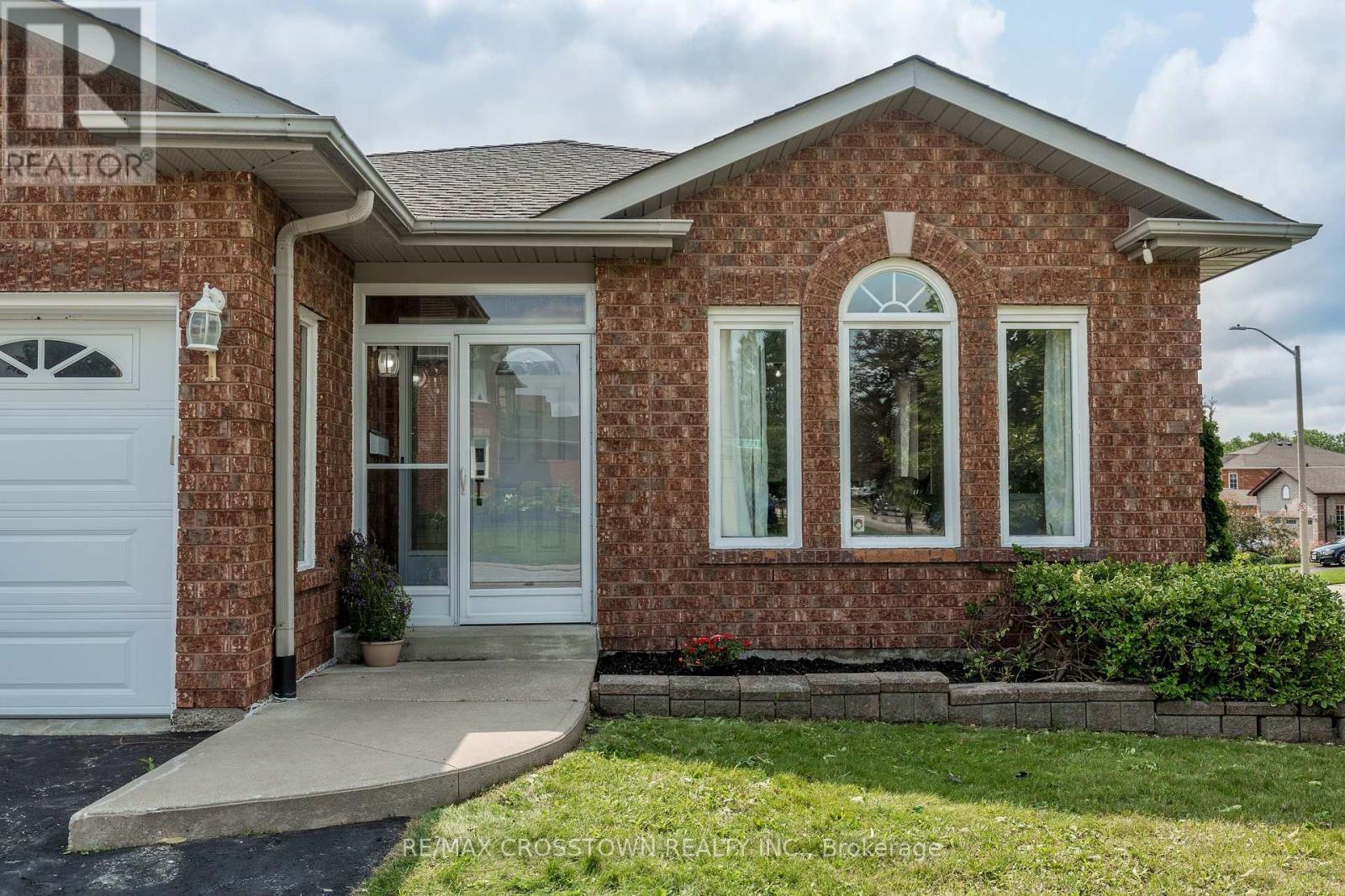 1 Lang Drive, Barrie, ON - Outdoor