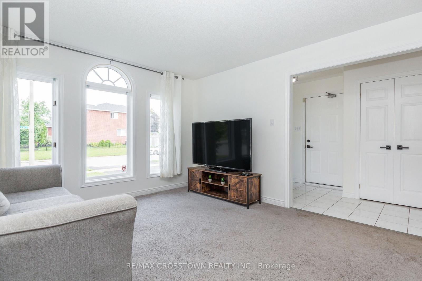 1 Lang Drive, Barrie, ON - Indoor Photo Showing Living Room