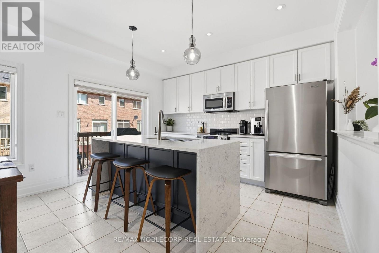 44 Lou Pomanti Street, Toronto, ON - Indoor Photo Showing Kitchen With Upgraded Kitchen