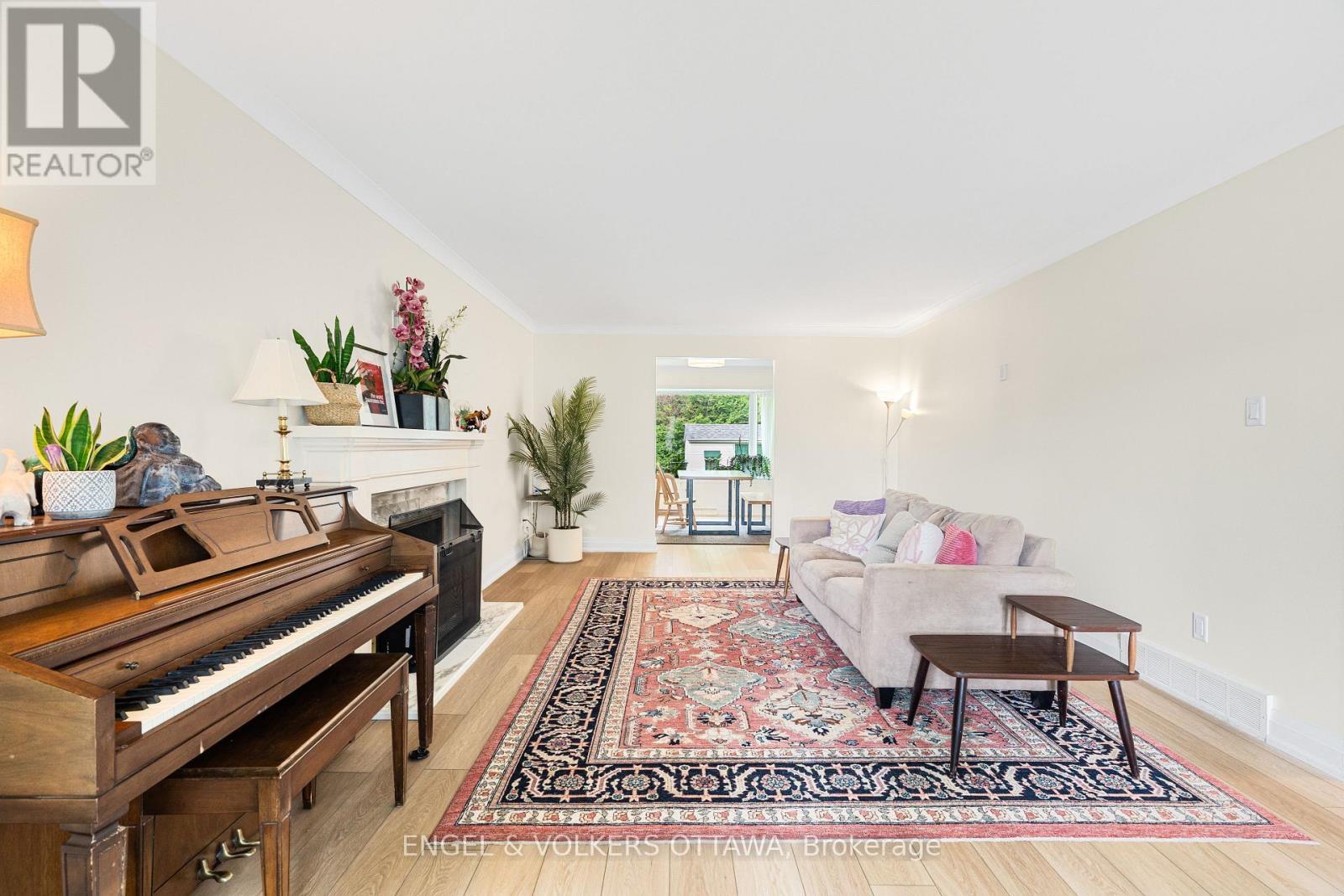 2343 Whitehaven Crescent, Ottawa, ON - Indoor Photo Showing Living Room With Fireplace