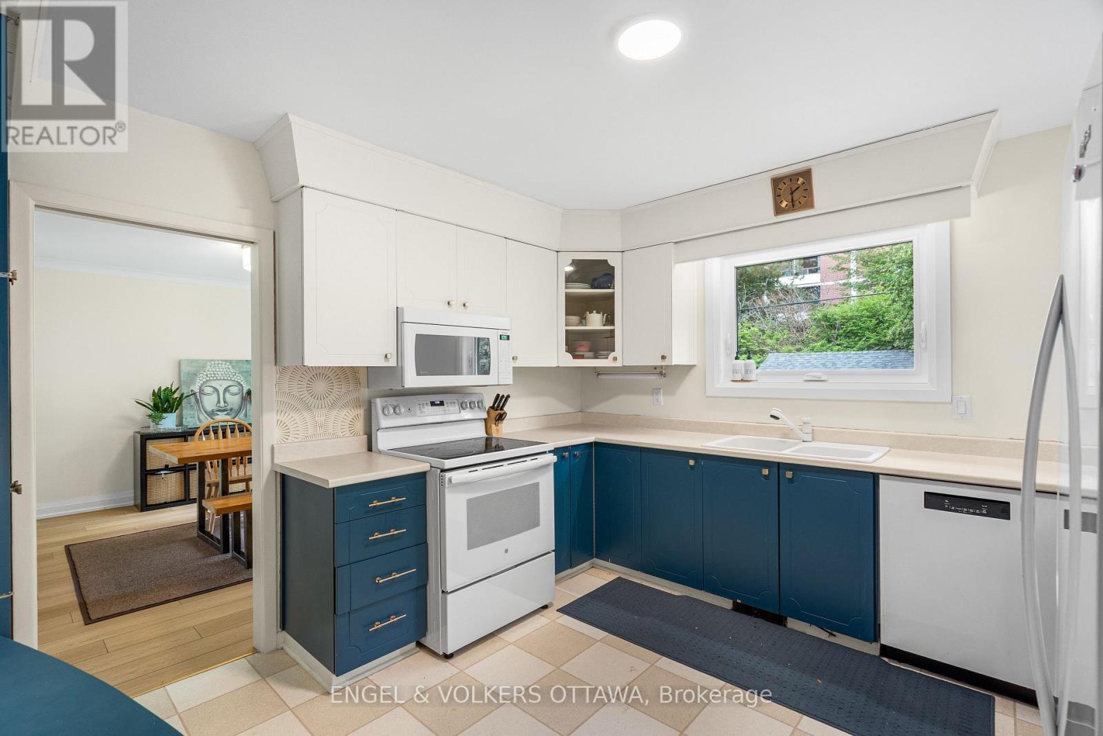 2343 Whitehaven Crescent, Ottawa, ON - Indoor Photo Showing Kitchen With Double Sink