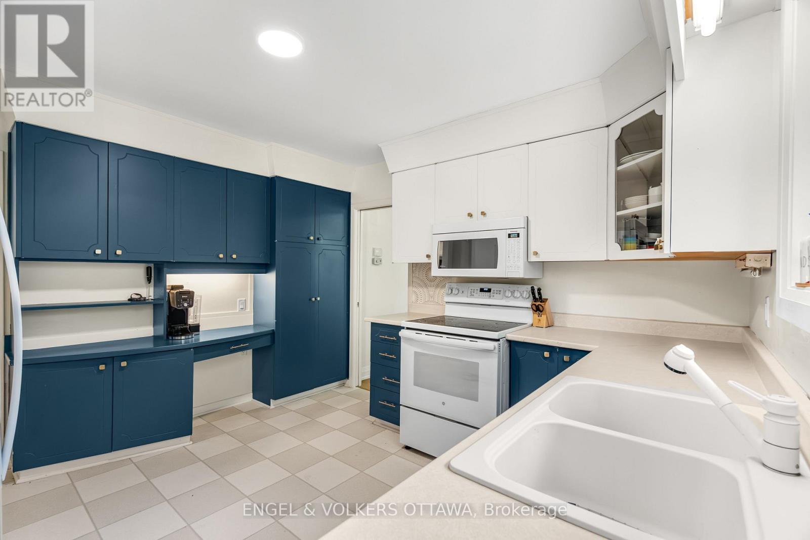 2343 Whitehaven Crescent, Ottawa, ON - Indoor Photo Showing Kitchen With Double Sink