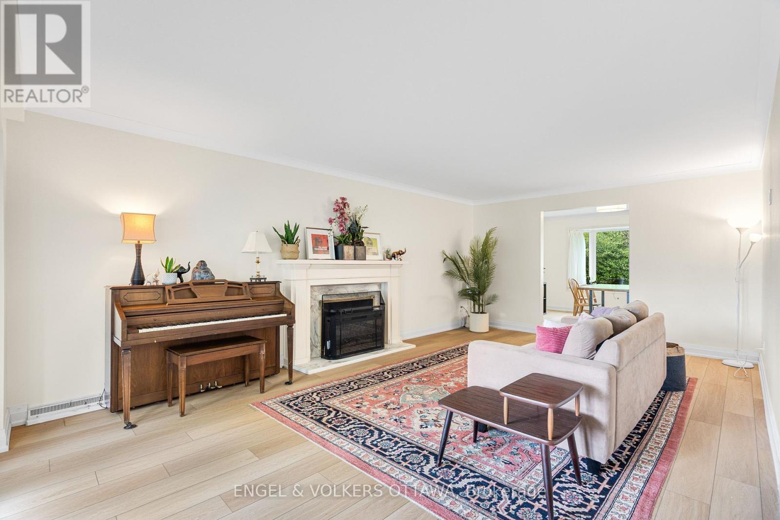 2343 Whitehaven Crescent, Ottawa, ON - Indoor Photo Showing Living Room With Fireplace
