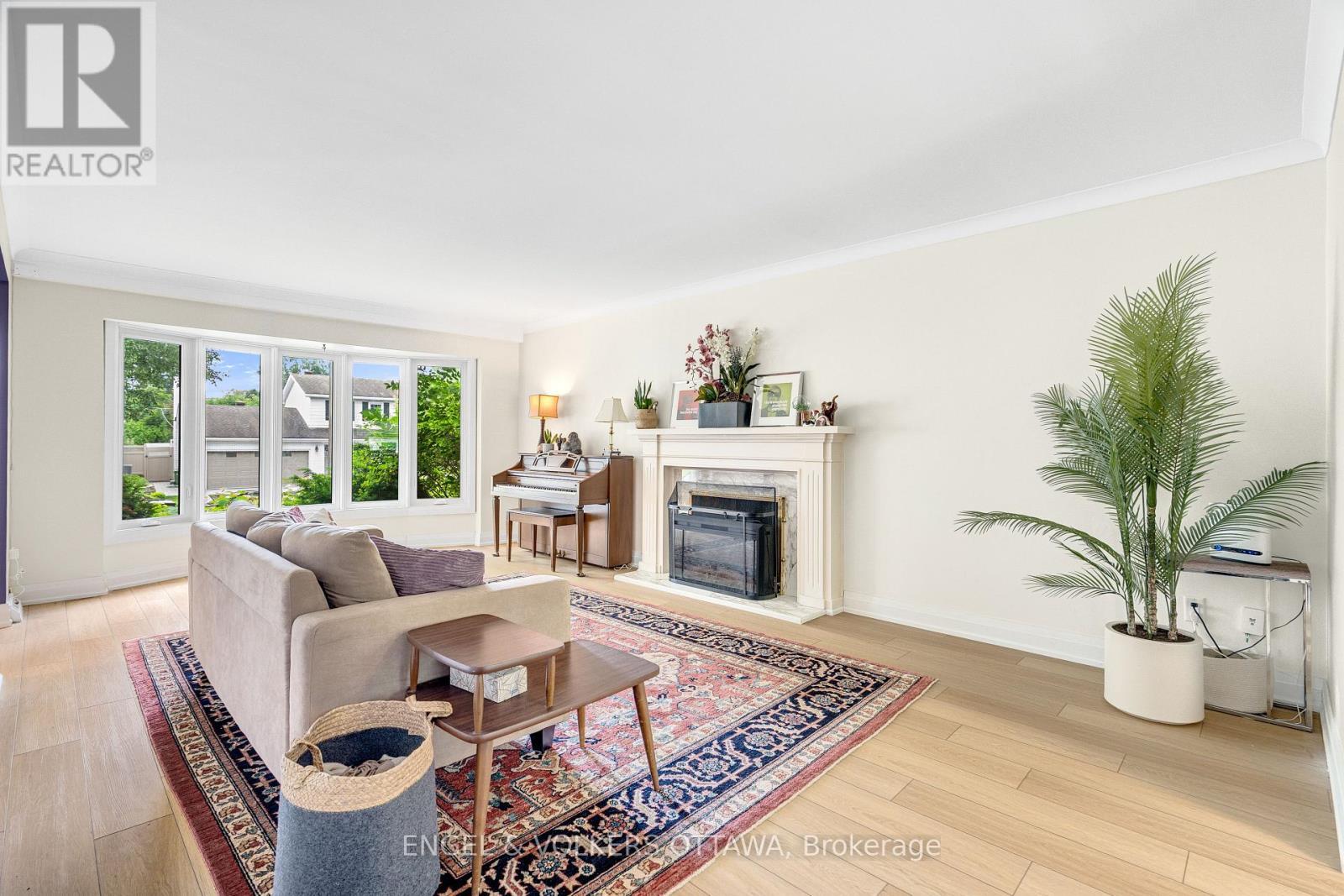 2343 Whitehaven Crescent, Ottawa, ON - Indoor Photo Showing Living Room With Fireplace