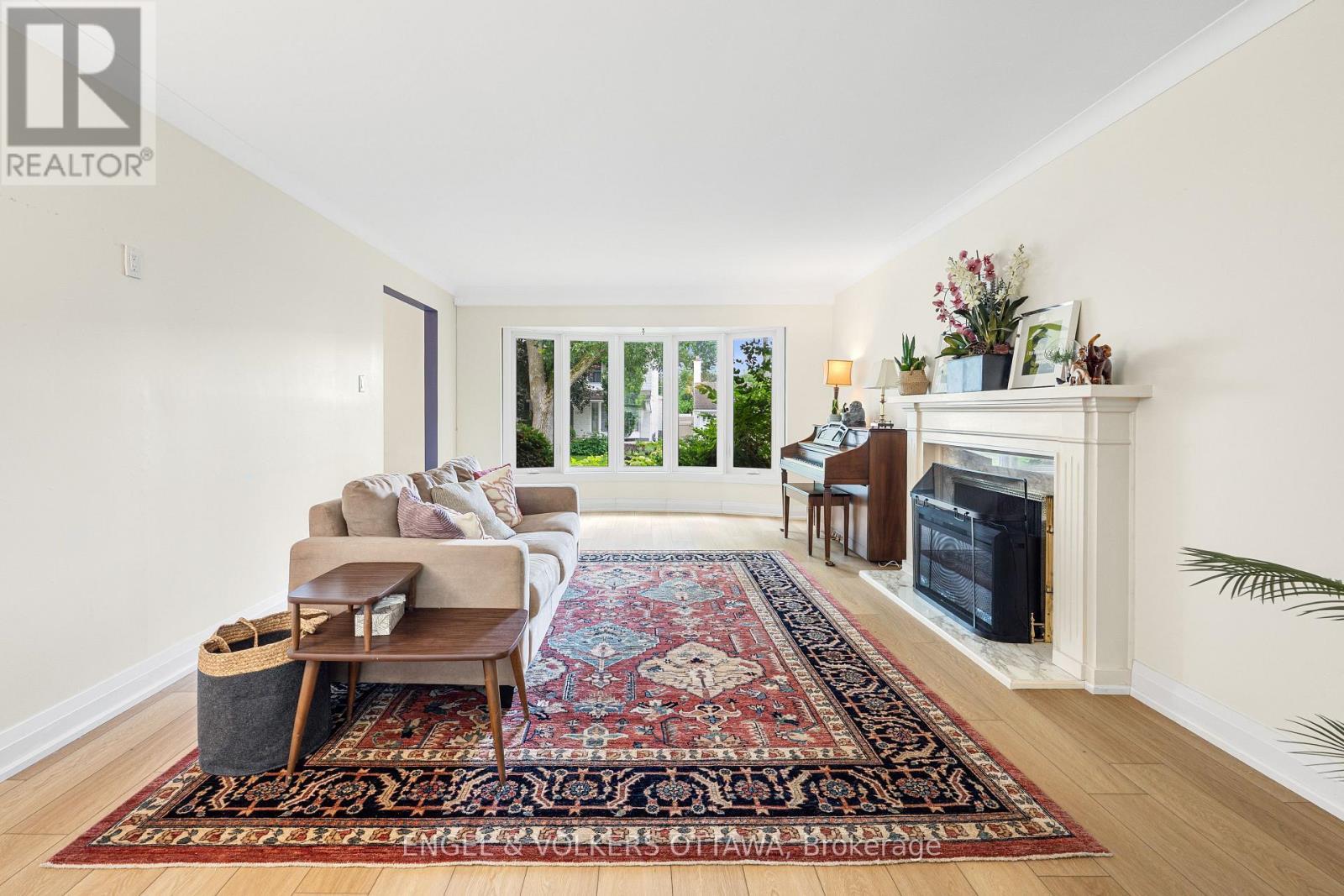2343 Whitehaven Crescent, Ottawa, ON - Indoor Photo Showing Living Room With Fireplace