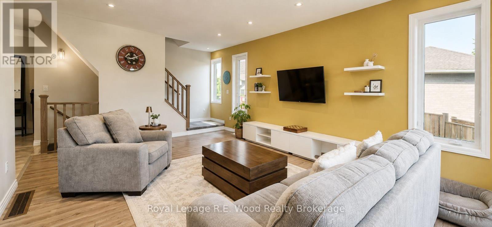 249 Wilson Avenue, Tillsonburg, ON - Indoor Photo Showing Living Room
