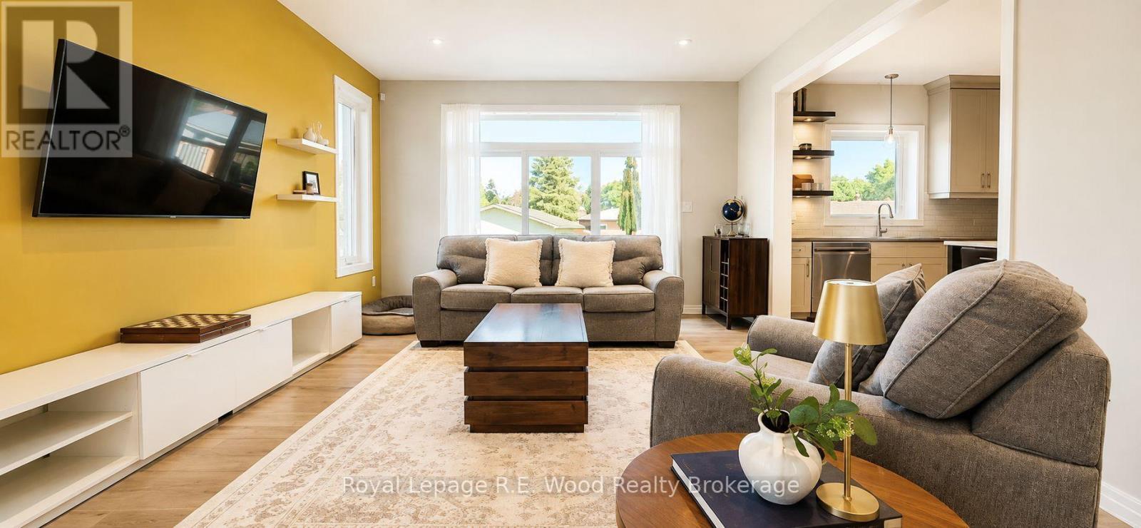249 Wilson Avenue, Tillsonburg, ON - Indoor Photo Showing Living Room