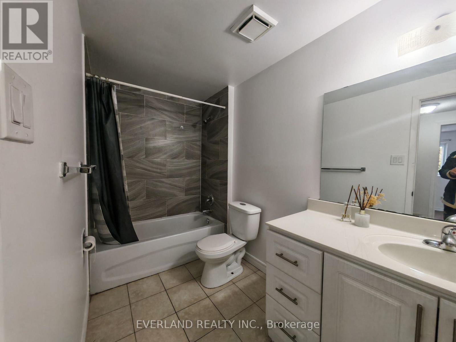 18 Camberley Court, Toronto, ON - Indoor Photo Showing Bathroom