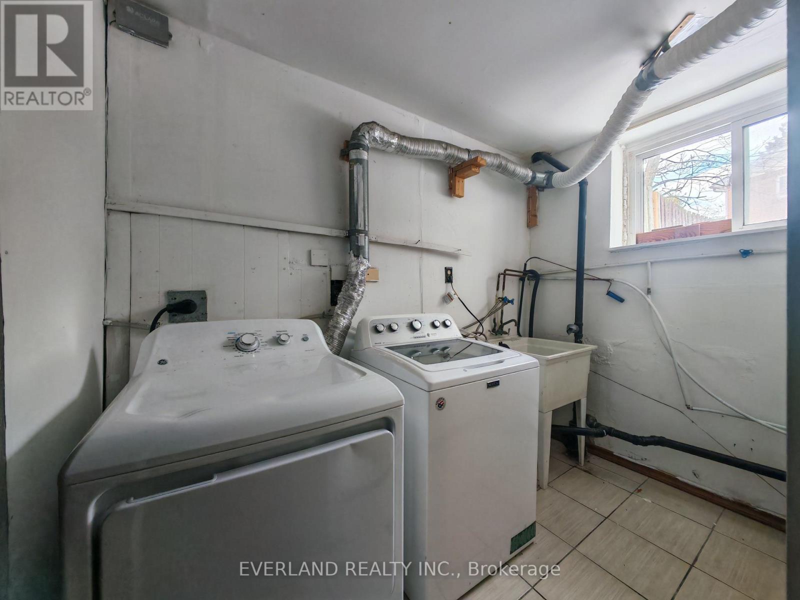 18 Camberley Court, Toronto, ON - Indoor Photo Showing Laundry Room