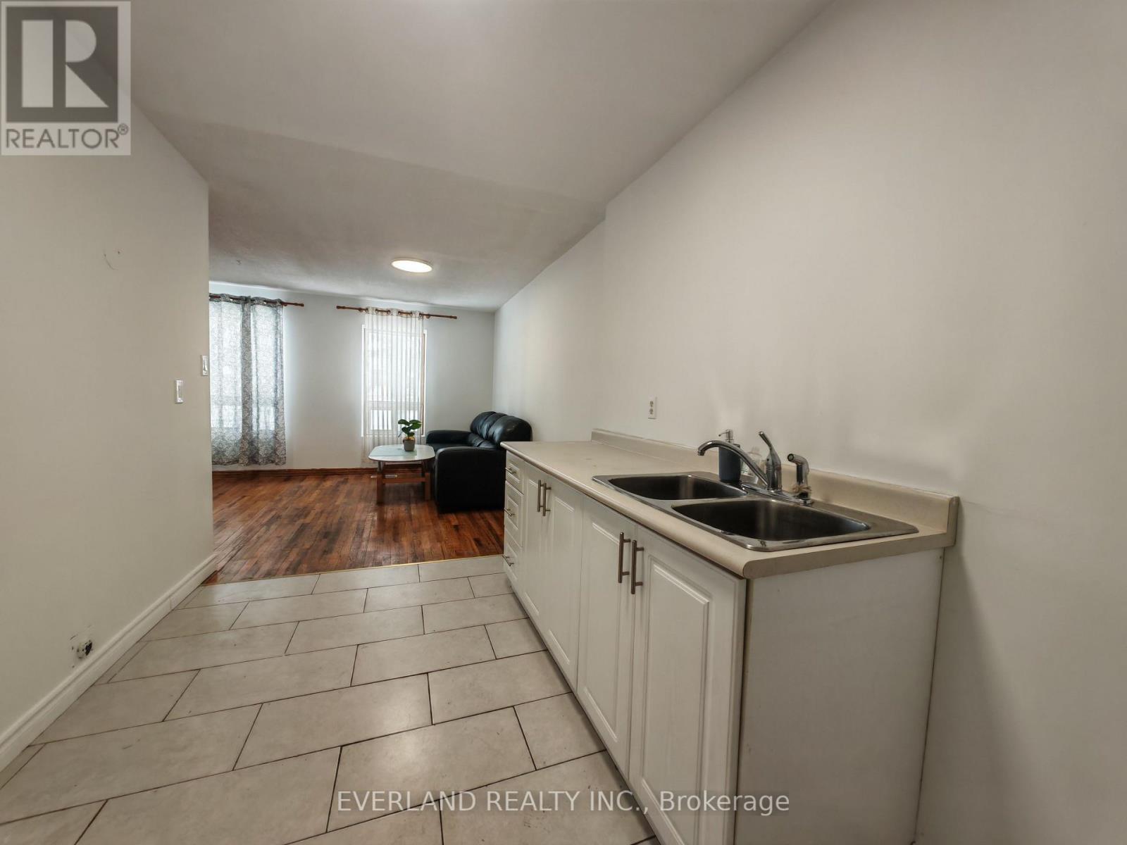 18 Camberley Court, Toronto, ON - Indoor