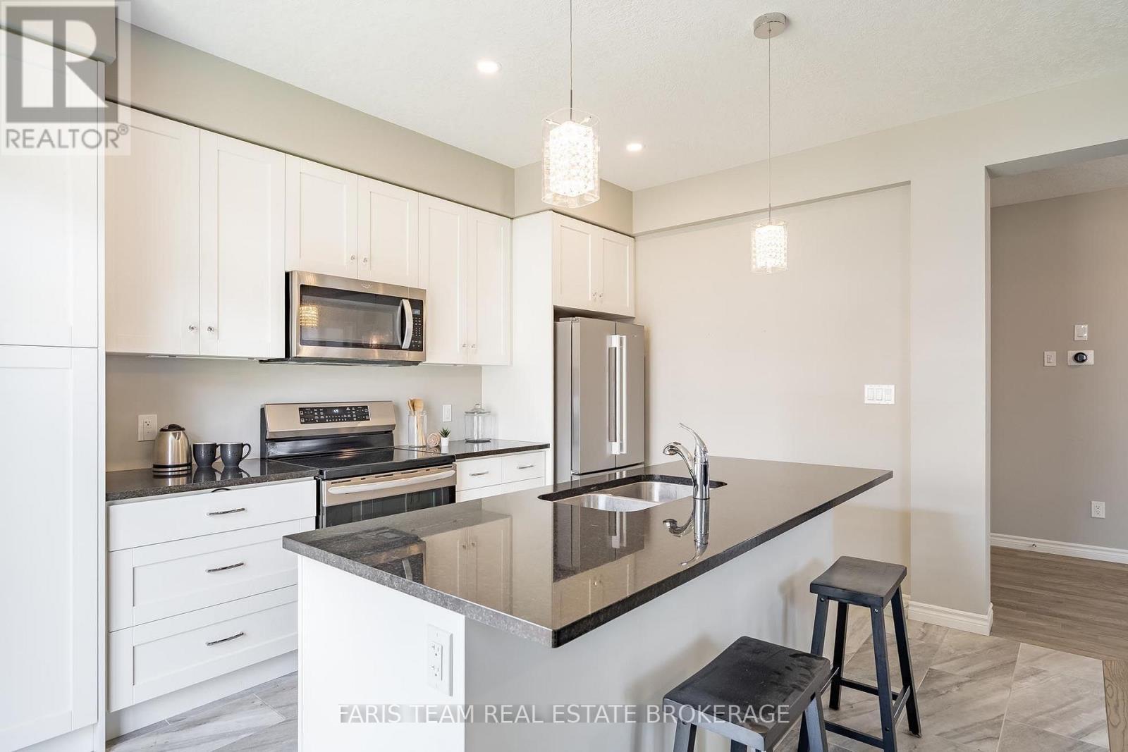 1016 Wright Drive, Midland, ON - Indoor Photo Showing Kitchen With Upgraded Kitchen