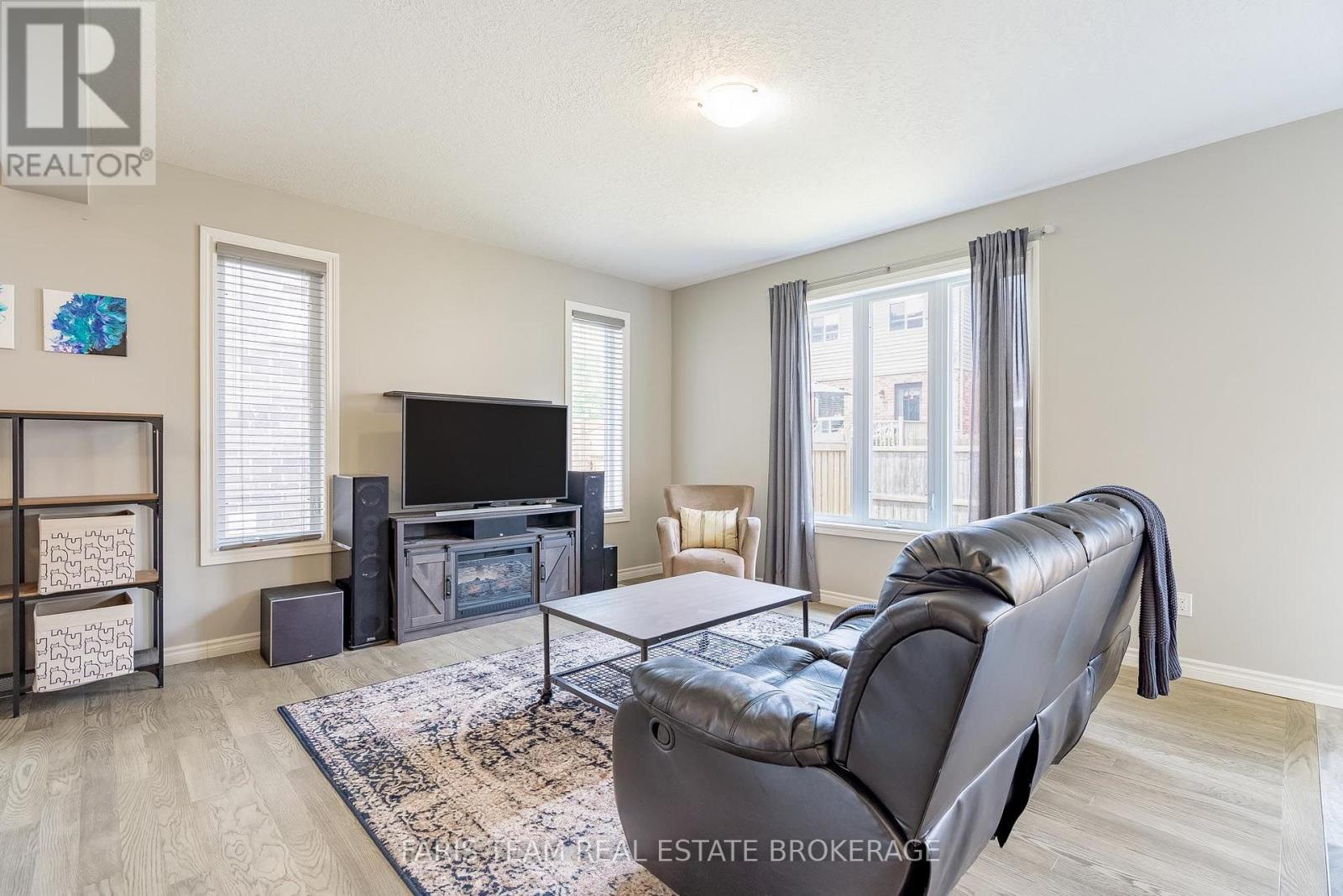 1016 Wright Drive, Midland, ON - Indoor Photo Showing Living Room