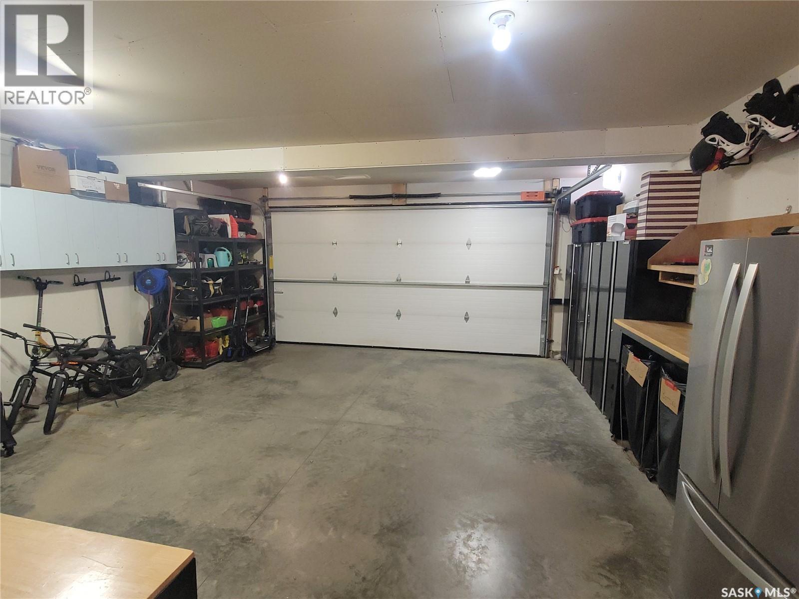 626 Kinloch Crescent, Saskatoon, SK - Indoor Photo Showing Garage