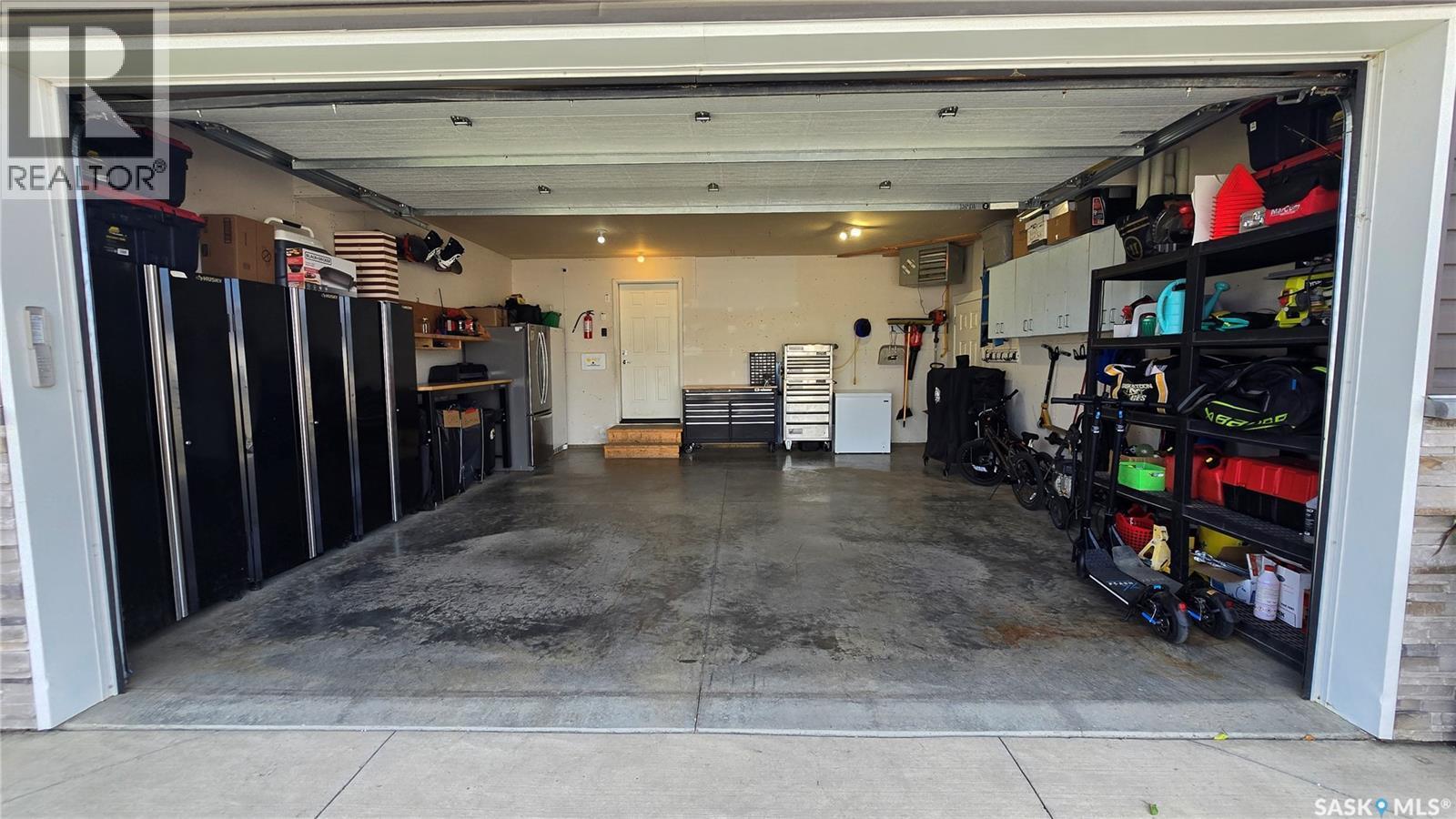 626 Kinloch Crescent, Saskatoon, SK - Indoor Photo Showing Garage