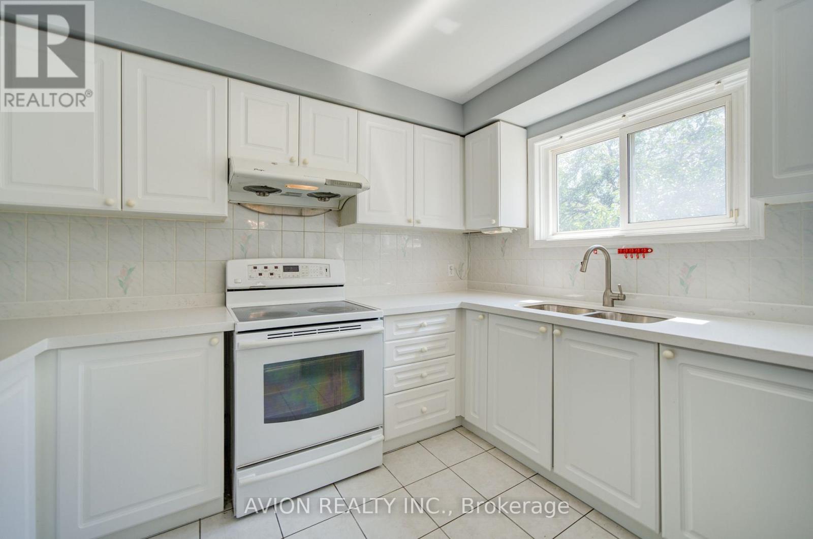 29 Charrington Crescent, Markham, ON - Indoor Photo Showing Kitchen With Double Sink