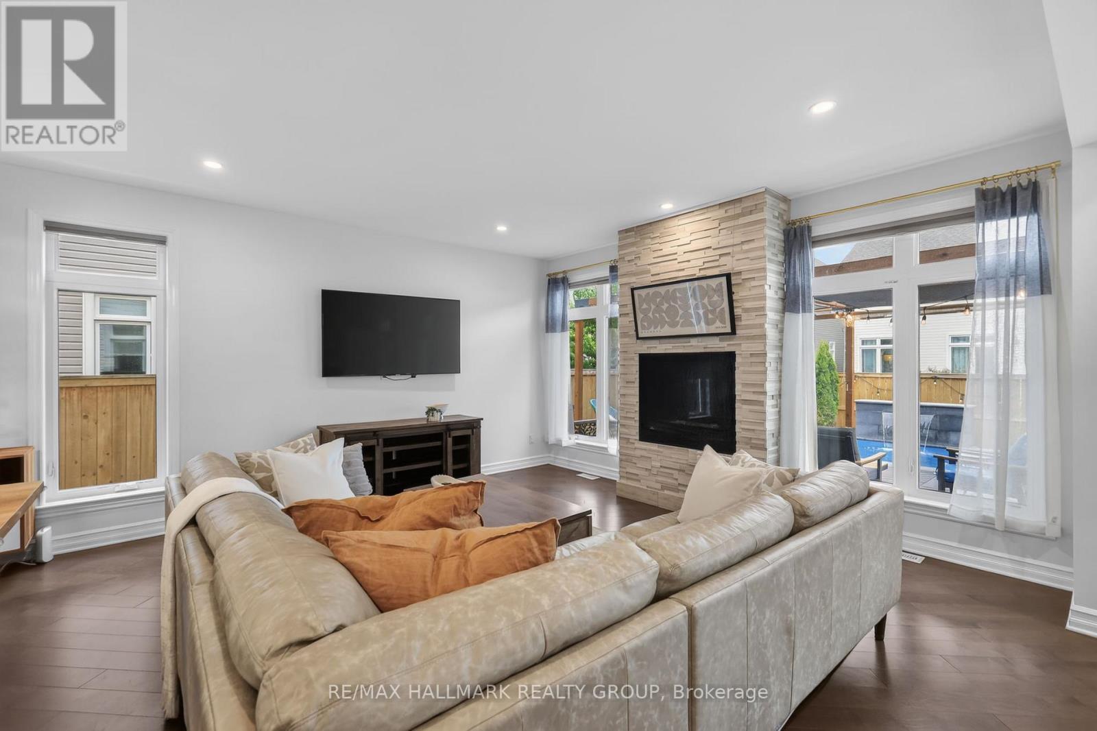 878 Excursion Way, Ottawa, ON - Indoor Photo Showing Living Room With Fireplace