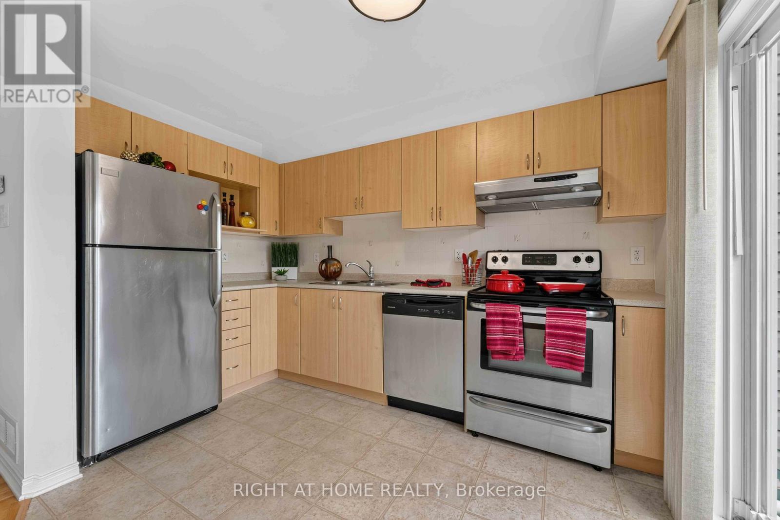 343 Amici Terrace, Ottawa, ON - Indoor Photo Showing Kitchen With Stainless Steel Kitchen