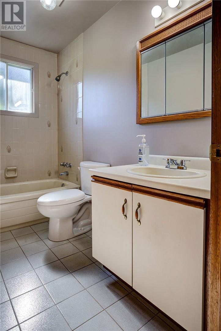 224 Third Avenue, Sudbury, ON - Indoor Photo Showing Bathroom