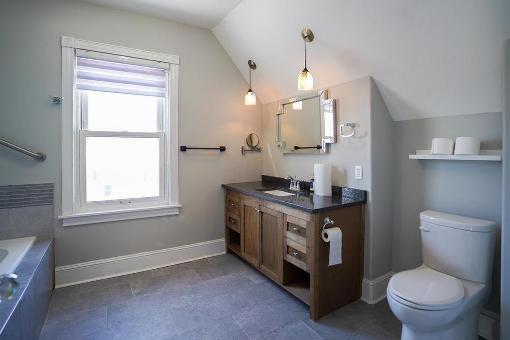 250-252 Central Street, Summerside, PE - Indoor Photo Showing Bathroom