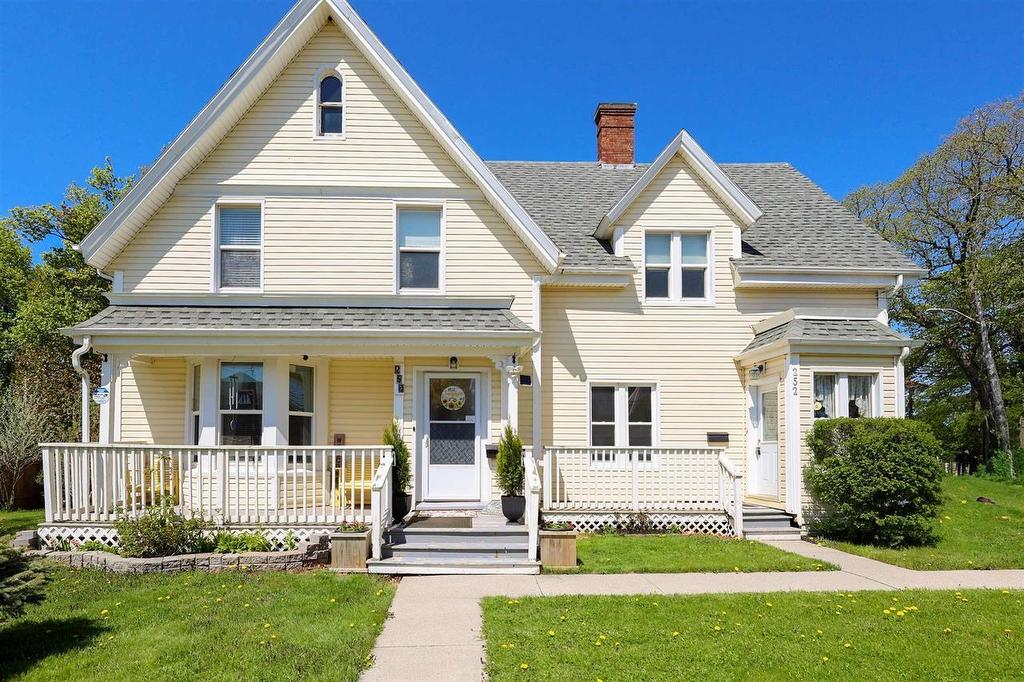 250-252 Central Street, Summerside, PE - Outdoor With Deck Patio Veranda With Facade