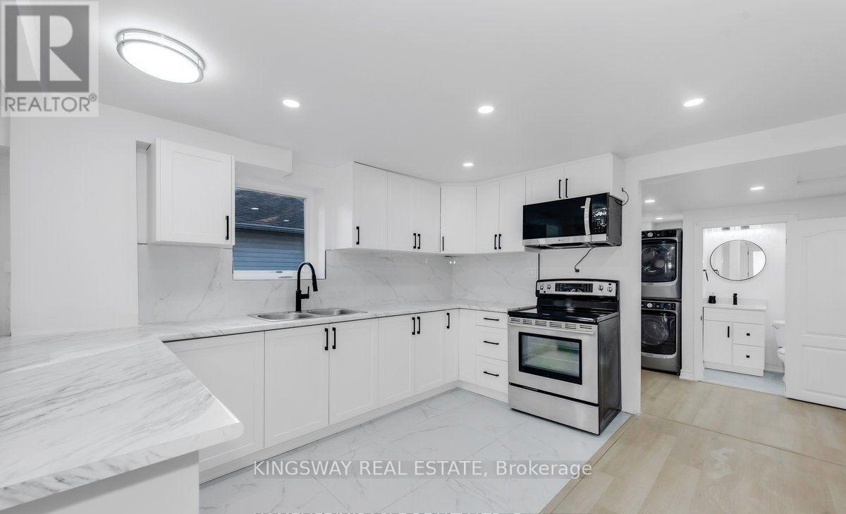195 Randi Road, Mississauga, ON - Indoor Photo Showing Kitchen With Double Sink