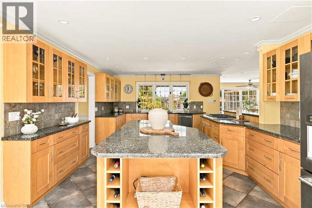290 Bridgeport Road E, Waterloo, ON - Indoor Photo Showing Kitchen With Upgraded Kitchen