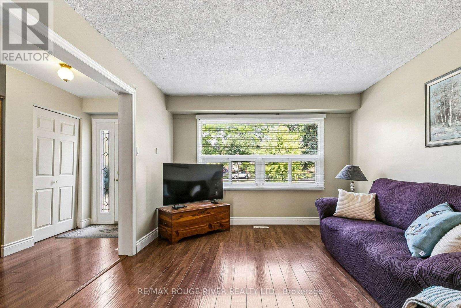 19 Tinbury Place, Toronto, ON - Indoor Photo Showing Living Room