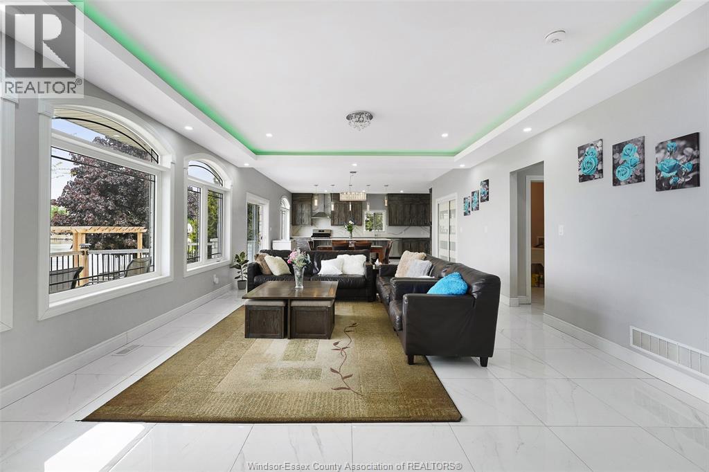 300 Shoreview Circle, Windsor, ON - Indoor Photo Showing Other Room