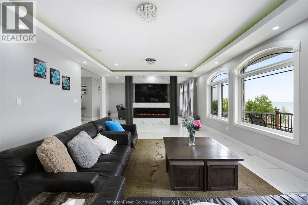 300 Shoreview Circle, Windsor, ON - Indoor Photo Showing Living Room