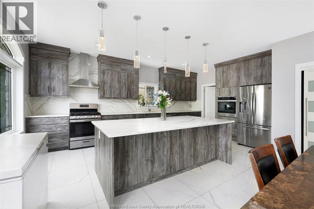 300 Shoreview Circle, Windsor, ON - Indoor Photo Showing Kitchen With Upgraded Kitchen