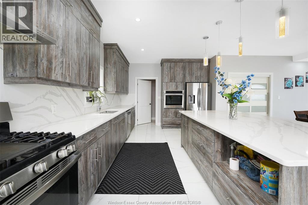 300 Shoreview Circle, Windsor, ON - Indoor Photo Showing Kitchen With Upgraded Kitchen