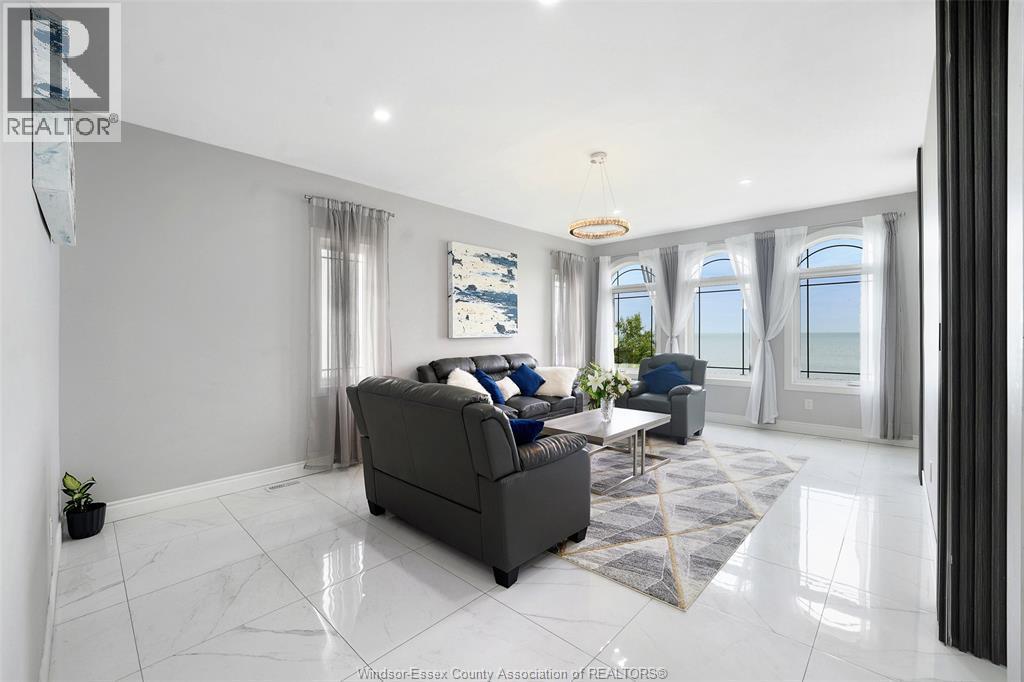 300 Shoreview Circle, Windsor, ON - Indoor Photo Showing Other Room