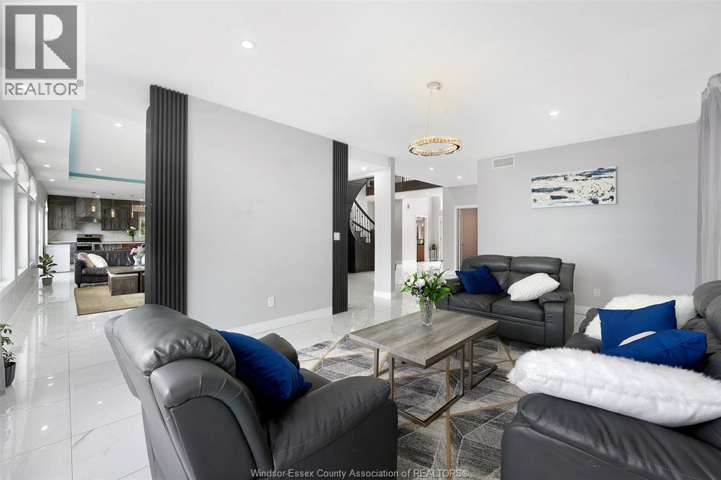 300 Shoreview Circle, Windsor, ON - Indoor Photo Showing Living Room