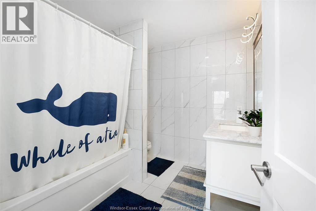 300 Shoreview Circle, Windsor, ON - Indoor Photo Showing Bathroom