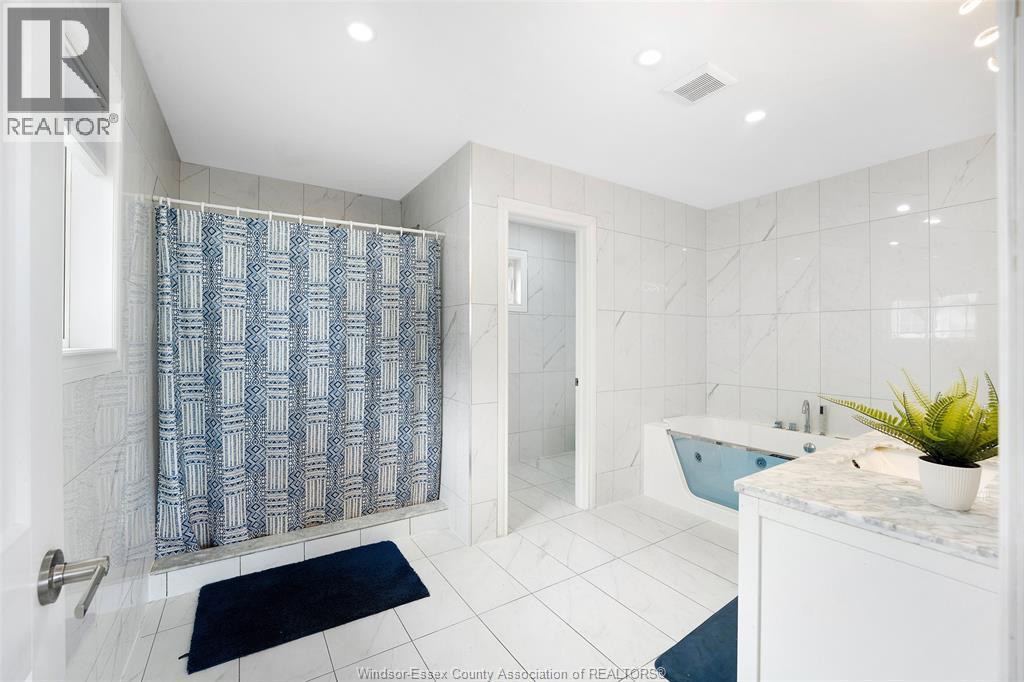 300 Shoreview Circle, Windsor, ON - Indoor Photo Showing Bathroom