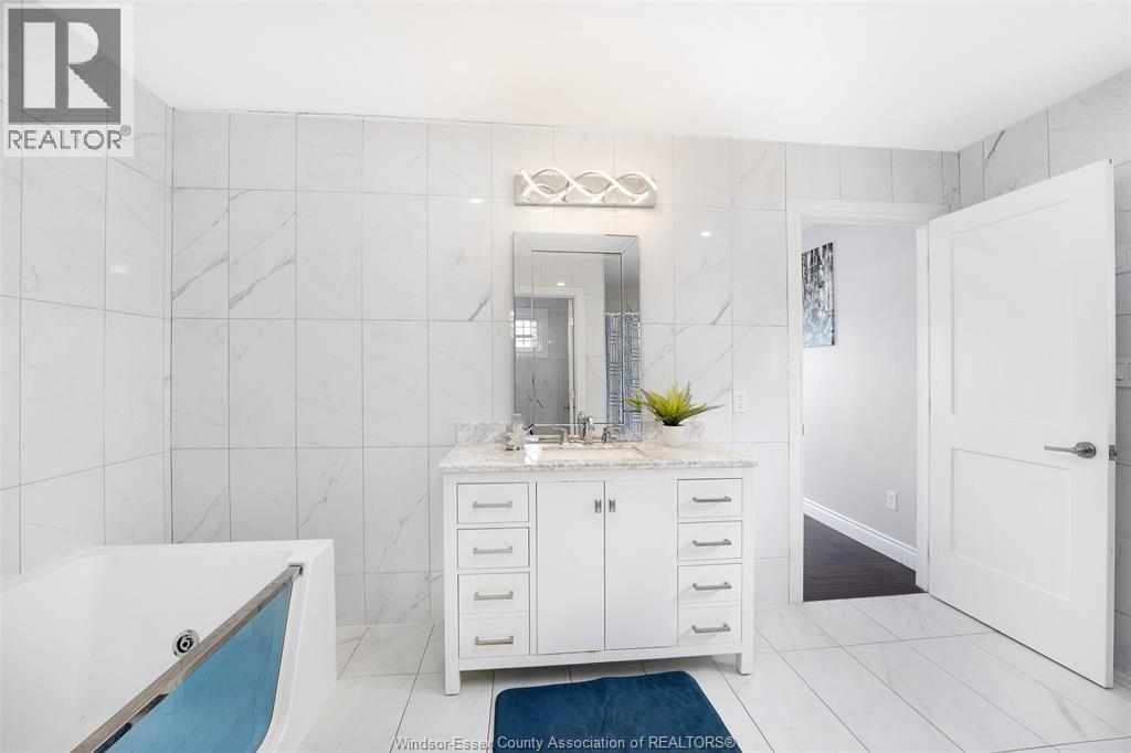 300 Shoreview Circle, Windsor, ON - Indoor Photo Showing Bathroom