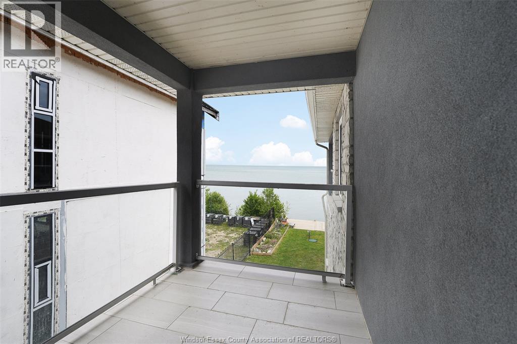 300 Shoreview Circle, Windsor, ON - With Exterior