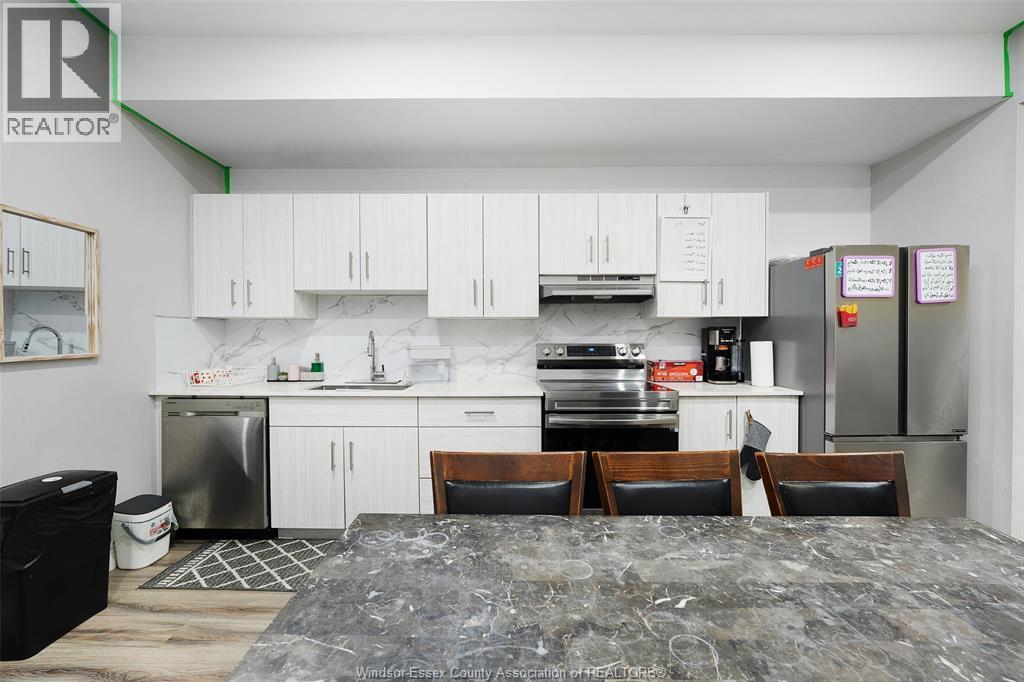 300 Shoreview Circle, Windsor, ON - Indoor Photo Showing Kitchen