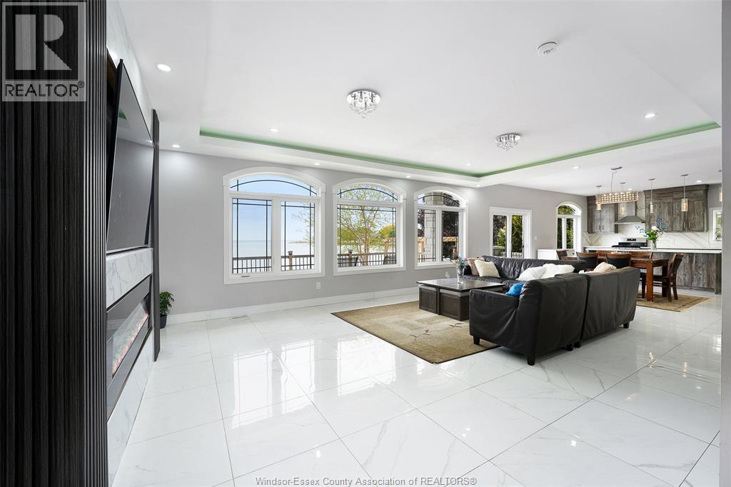 300 Shoreview Circle, Windsor, ON - Indoor Photo Showing Other Room