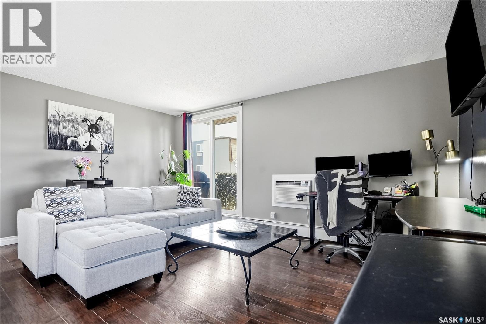 7 115 Acadia Drive, Saskatoon, SK - Indoor Photo Showing Living Room