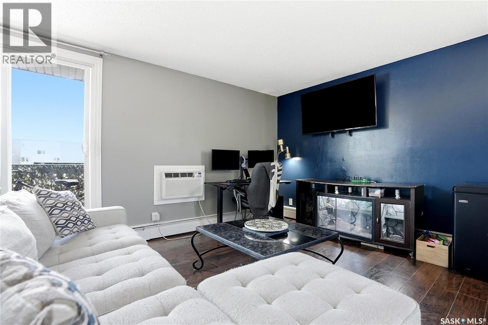 7 115 Acadia Drive, Saskatoon, SK - Indoor Photo Showing Living Room