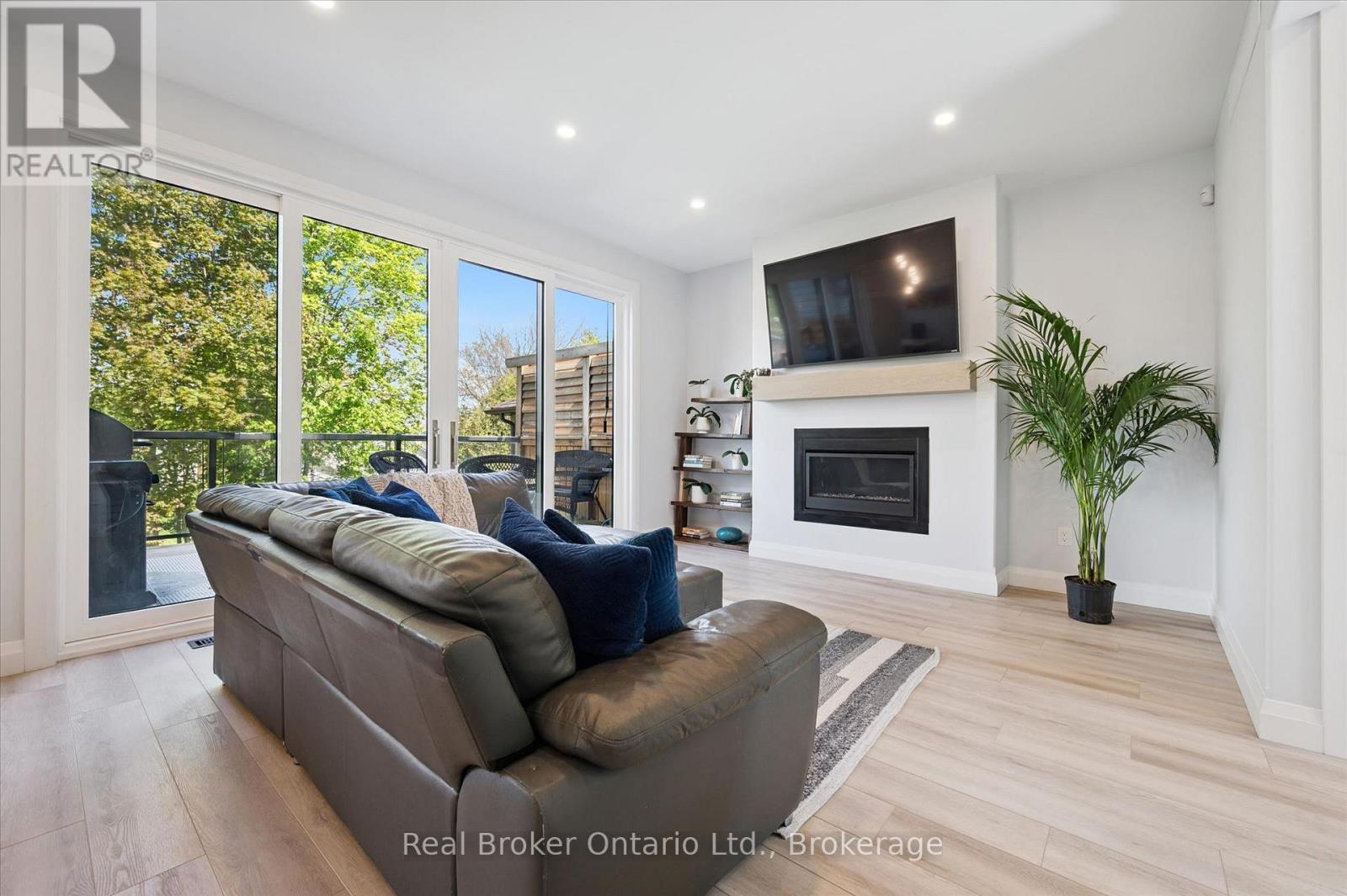 46 Washington Street, Brant (Paris), ON - Indoor Photo Showing Living Room With Fireplace