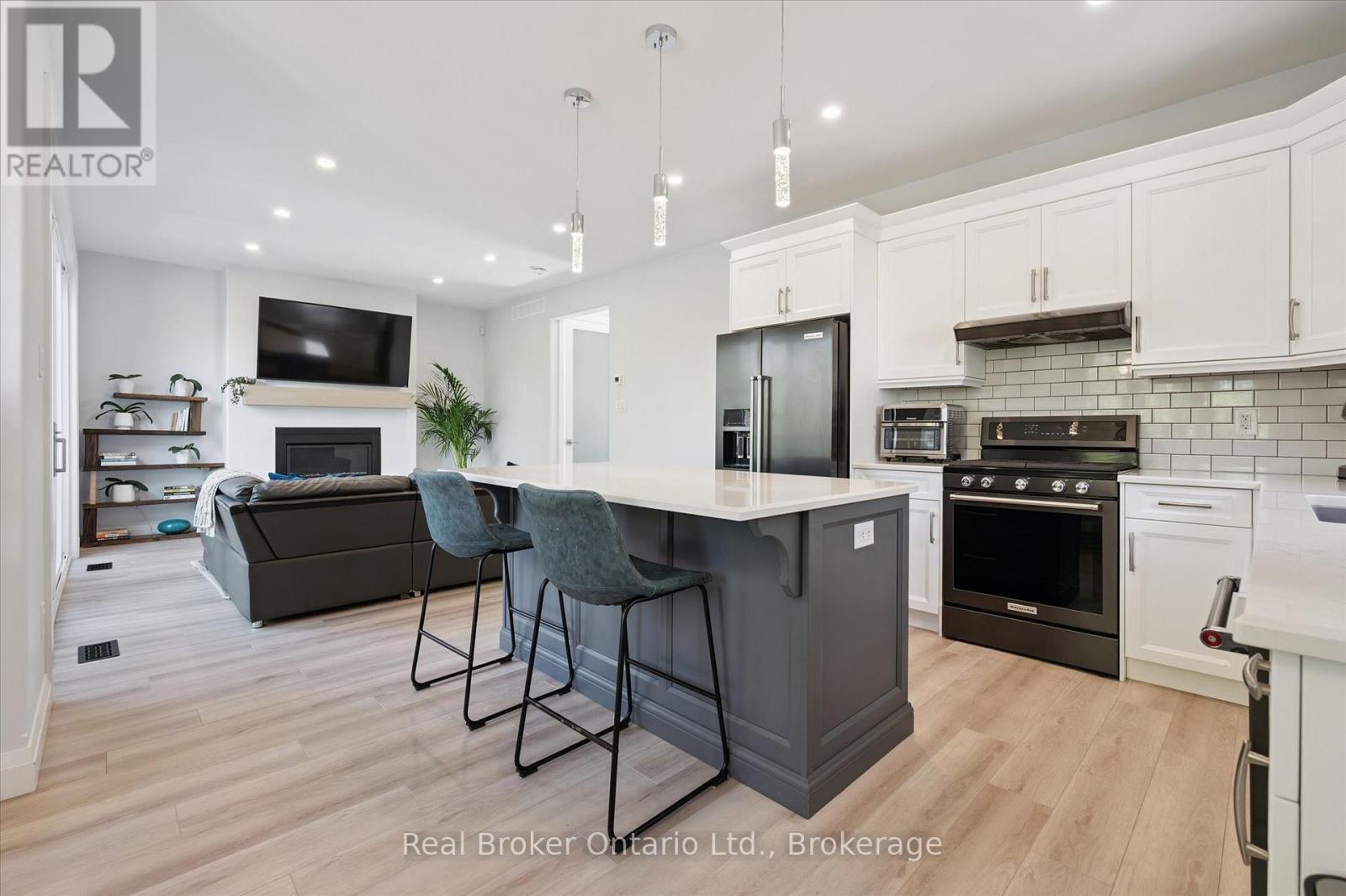 46 Washington Street, Brant (Paris), ON - Indoor Photo Showing Kitchen With Upgraded Kitchen
