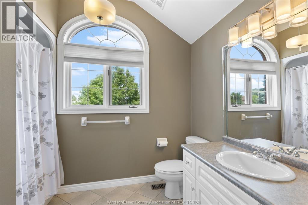 144 Pheasant Run, Lakeshore, ON - Indoor Photo Showing Bathroom