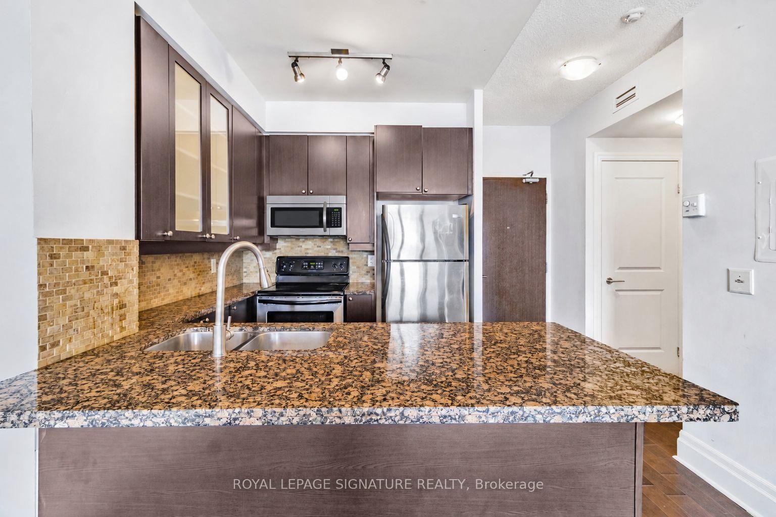 408-39 Upper Duke Crescent, Markham, ON - Indoor Photo Showing Kitchen With Double Sink With Upgraded Kitchen