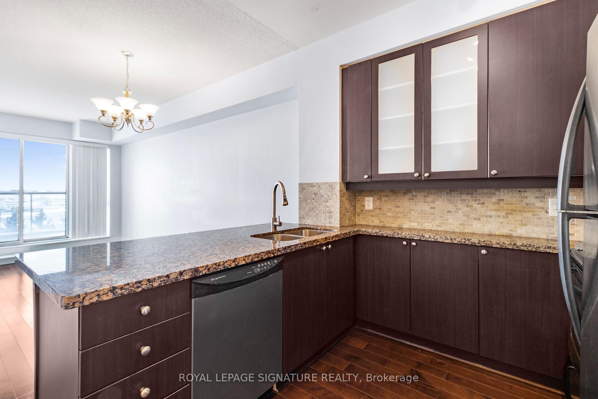 408-39 Upper Duke Crescent, Markham, ON - Indoor Photo Showing Kitchen With Double Sink