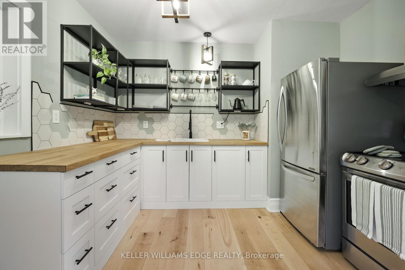 1999 Main Street W, Hamilton, ON - Indoor Photo Showing Kitchen
