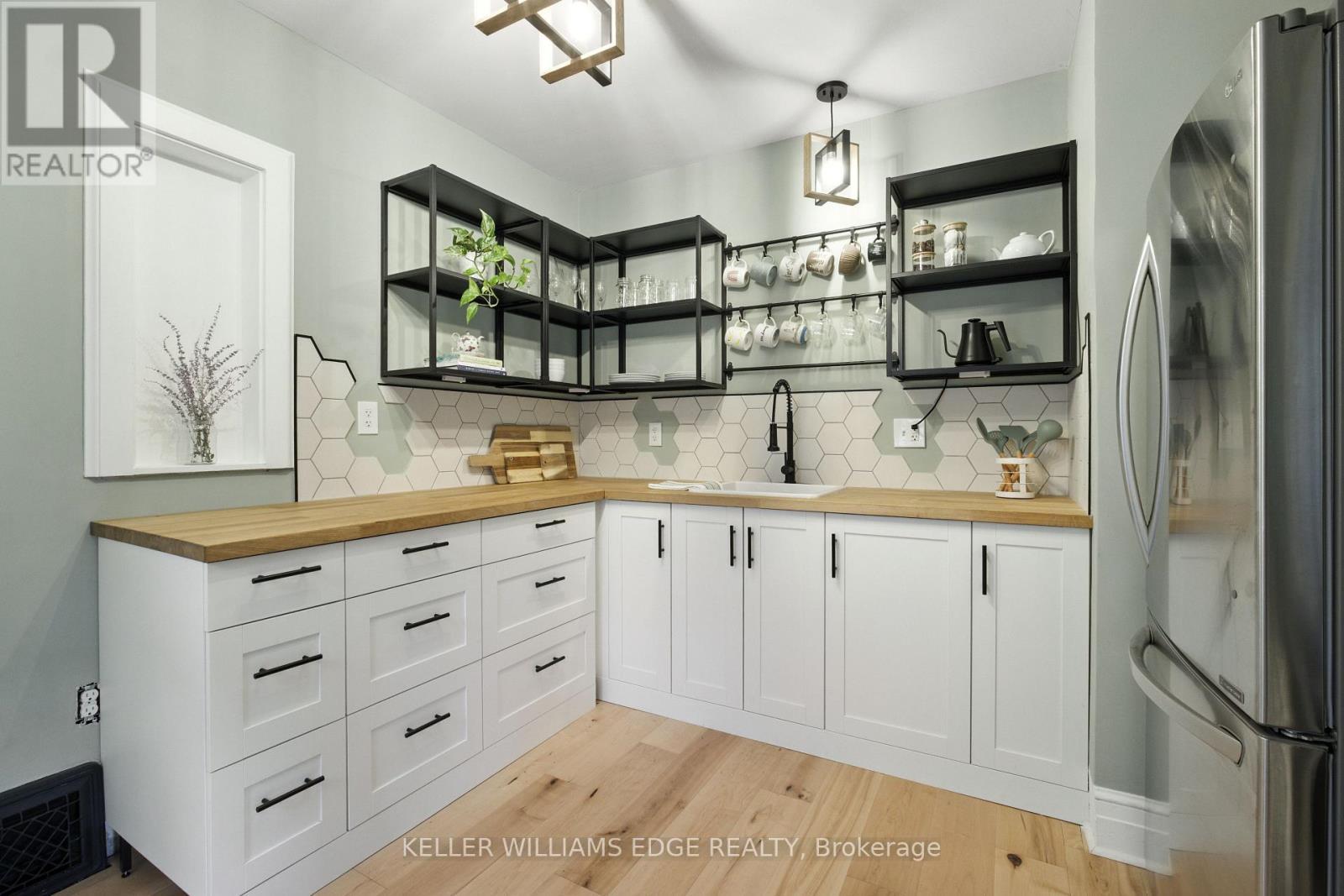 1999 Main Street W, Hamilton, ON - Indoor Photo Showing Kitchen