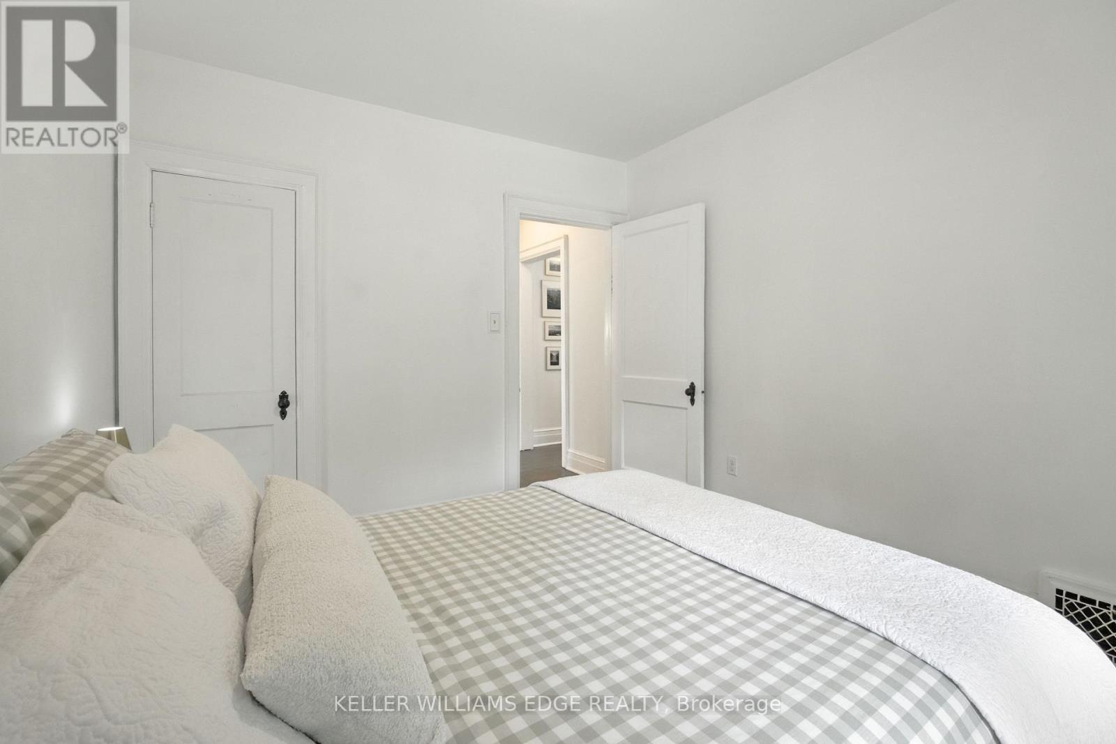 1999 Main Street W, Hamilton, ON - Indoor Photo Showing Bedroom