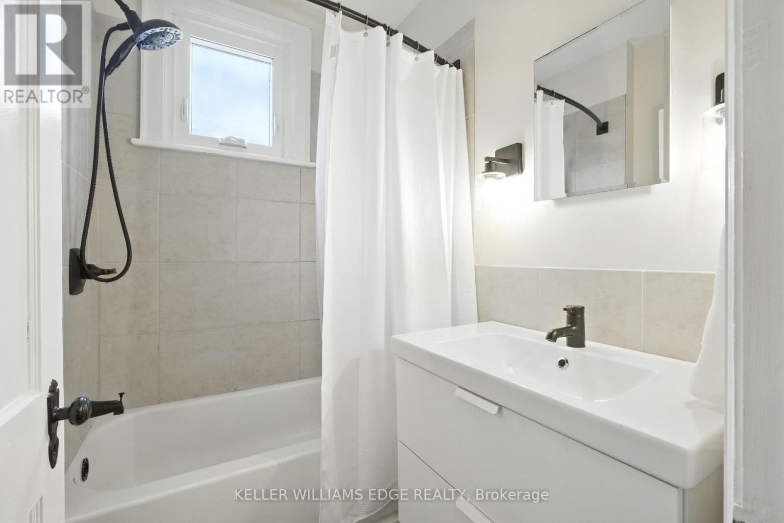1999 Main Street W, Hamilton, ON - Indoor Photo Showing Bathroom